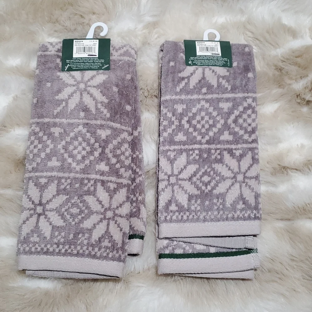 2 new Holiday fingertip towels